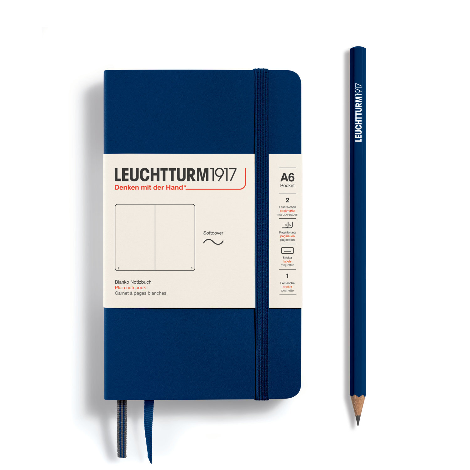 Notizbuch Pocket blanko Softcover A6 in Marine von LEUCHTTURM1917, neben passendem Bleistift.