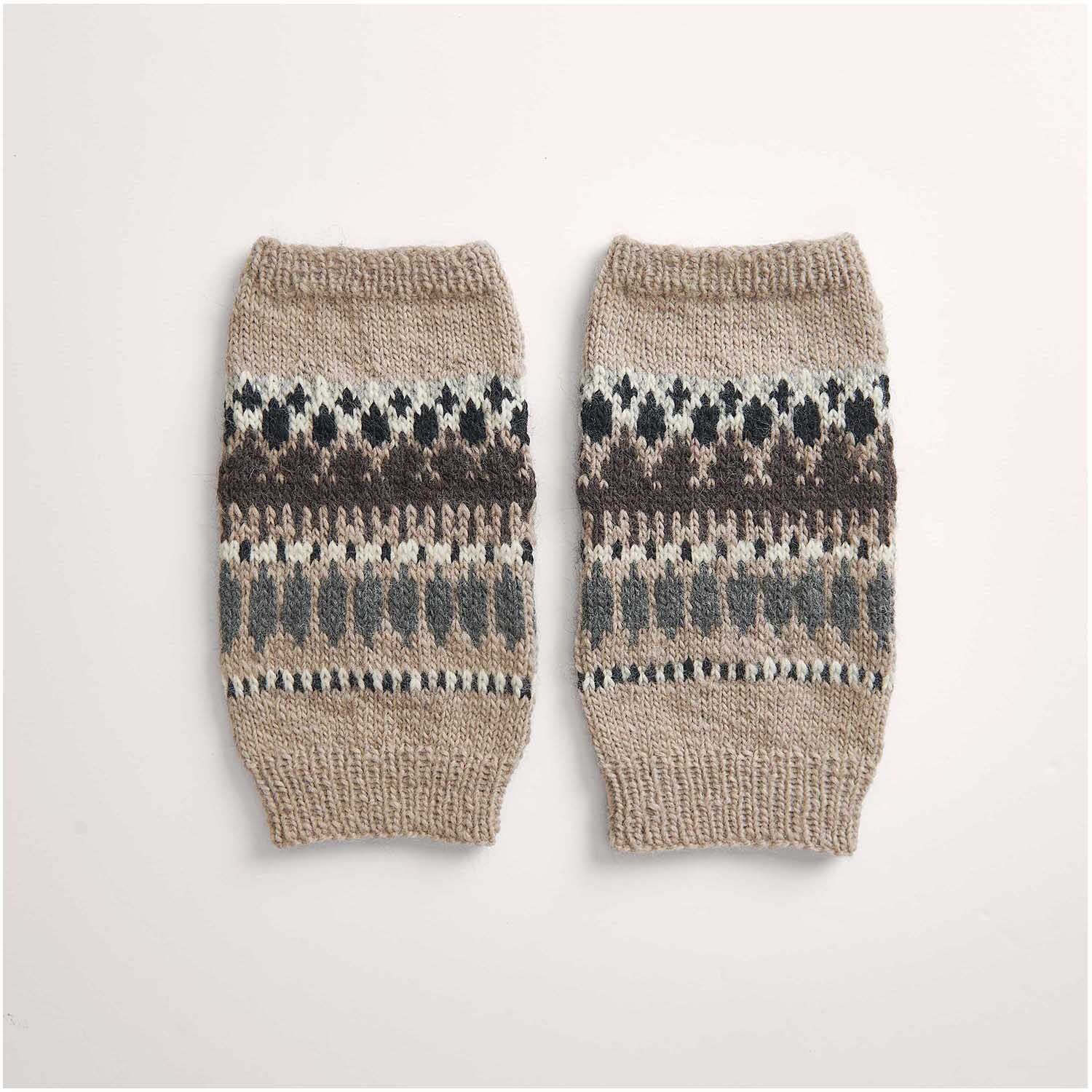 Strickset Stulpen Modell 05: Zwei gestrickte Stulpen mit geometrischem Muster in Beige- und Brauntönen. Ideal für den Winter.
