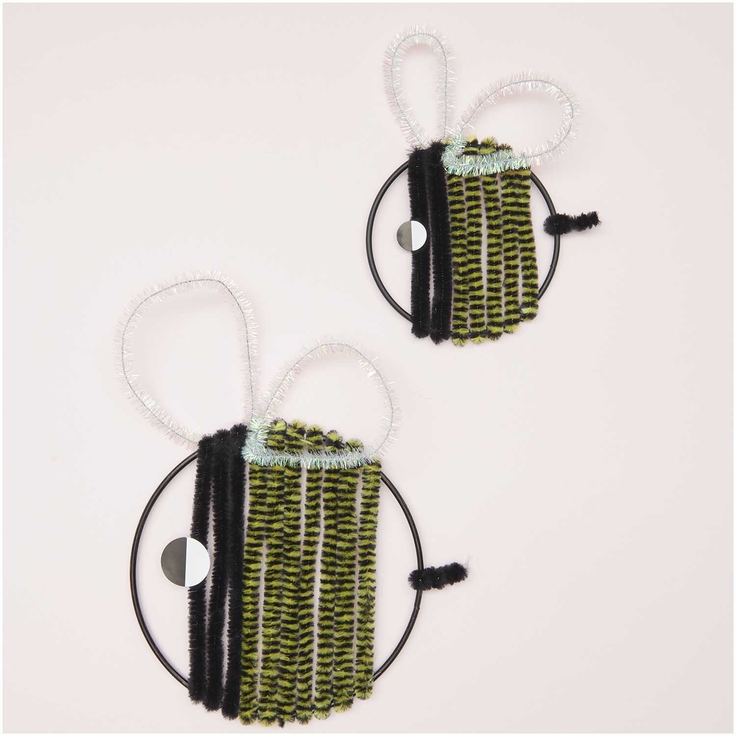 Chenilledraht-Mix 50cm 10 Stück Bienen Mix von Rico Design zeigt zwei Bienen aus Chenilledraht in Schwarz und Gelb auf weißem Hintergrund.