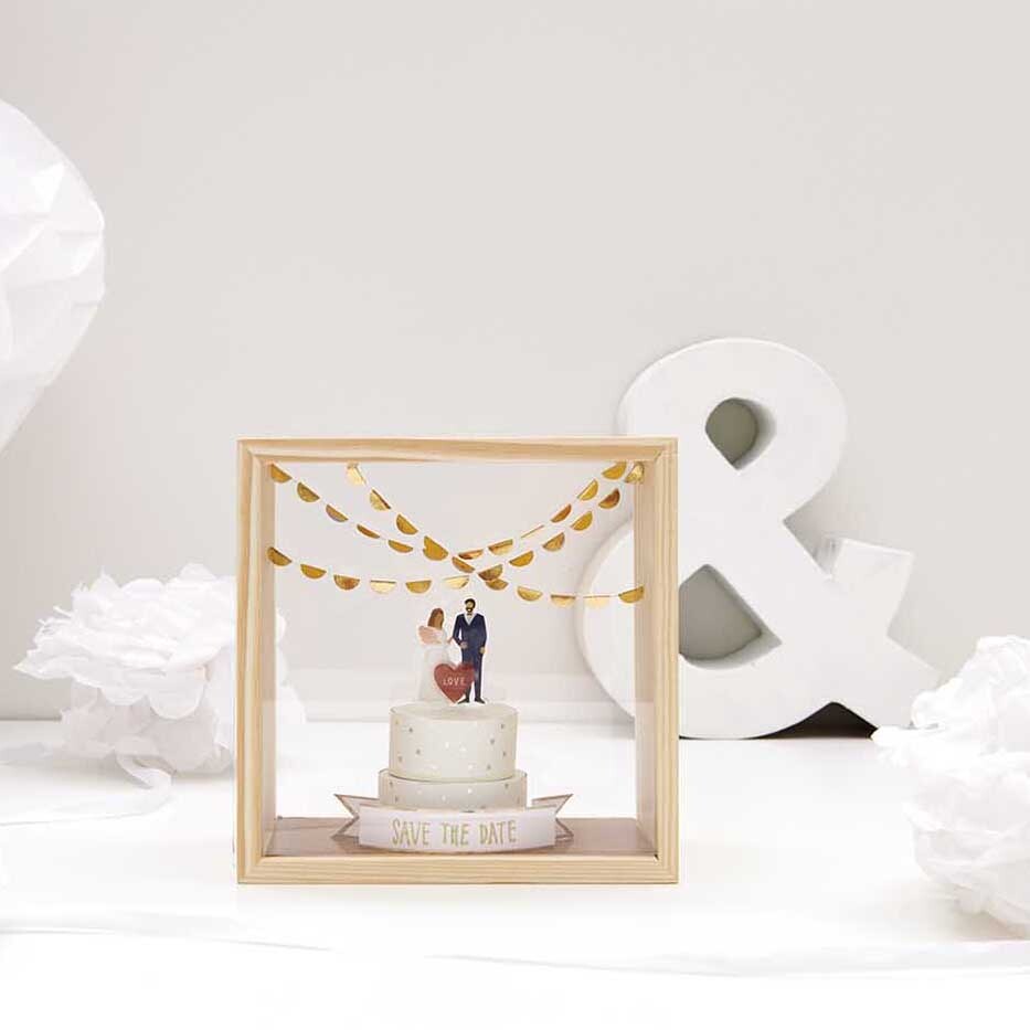 Figurico Gelsticker Hochzeit 1: Dekorativer Rahmen mit Hochzeitstorte und goldenen Girlanden.