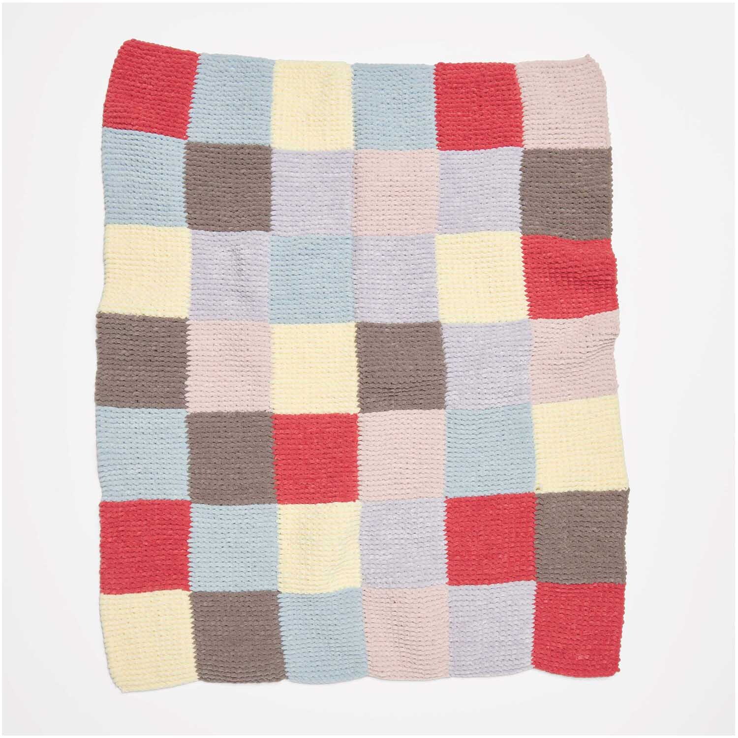 Strickset Decke Modell 20 aus Baby Chenillove: Bunte Patchwork-Decke in Rot, Blau, Gelb und Braun. Ideal für gemütliche Stunden.