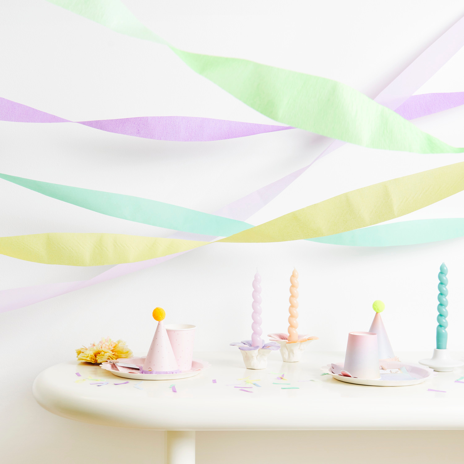 Kreppbänder extra breit Ozean Mix dekorieren eine Party mit pastellfarbenen Bändern und Hüten.