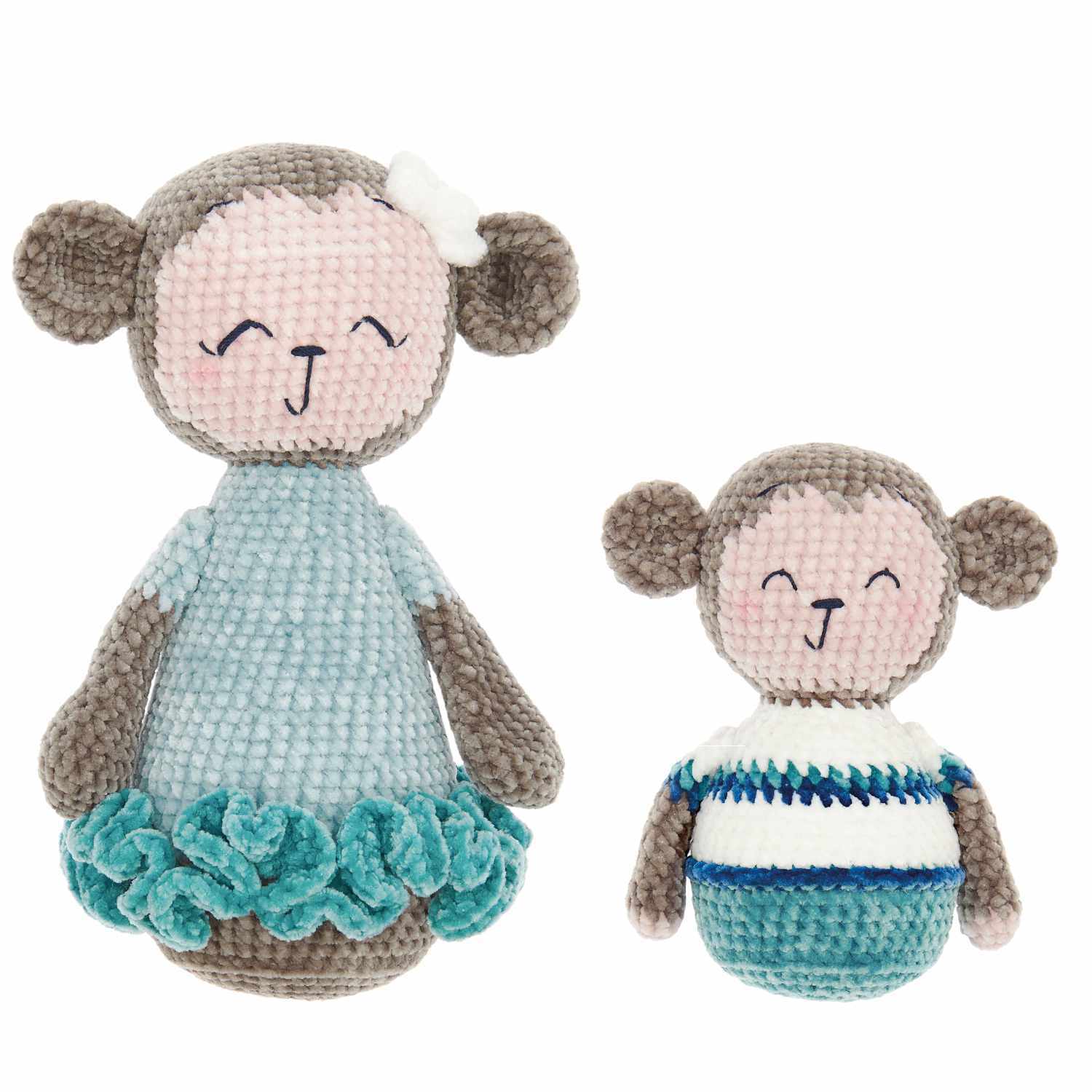 Häkelset Affenmama & Max: Zwei gehäkelte Affenfiguren, eine große in blauem Kleid, eine kleine in gestreiftem Outfit.