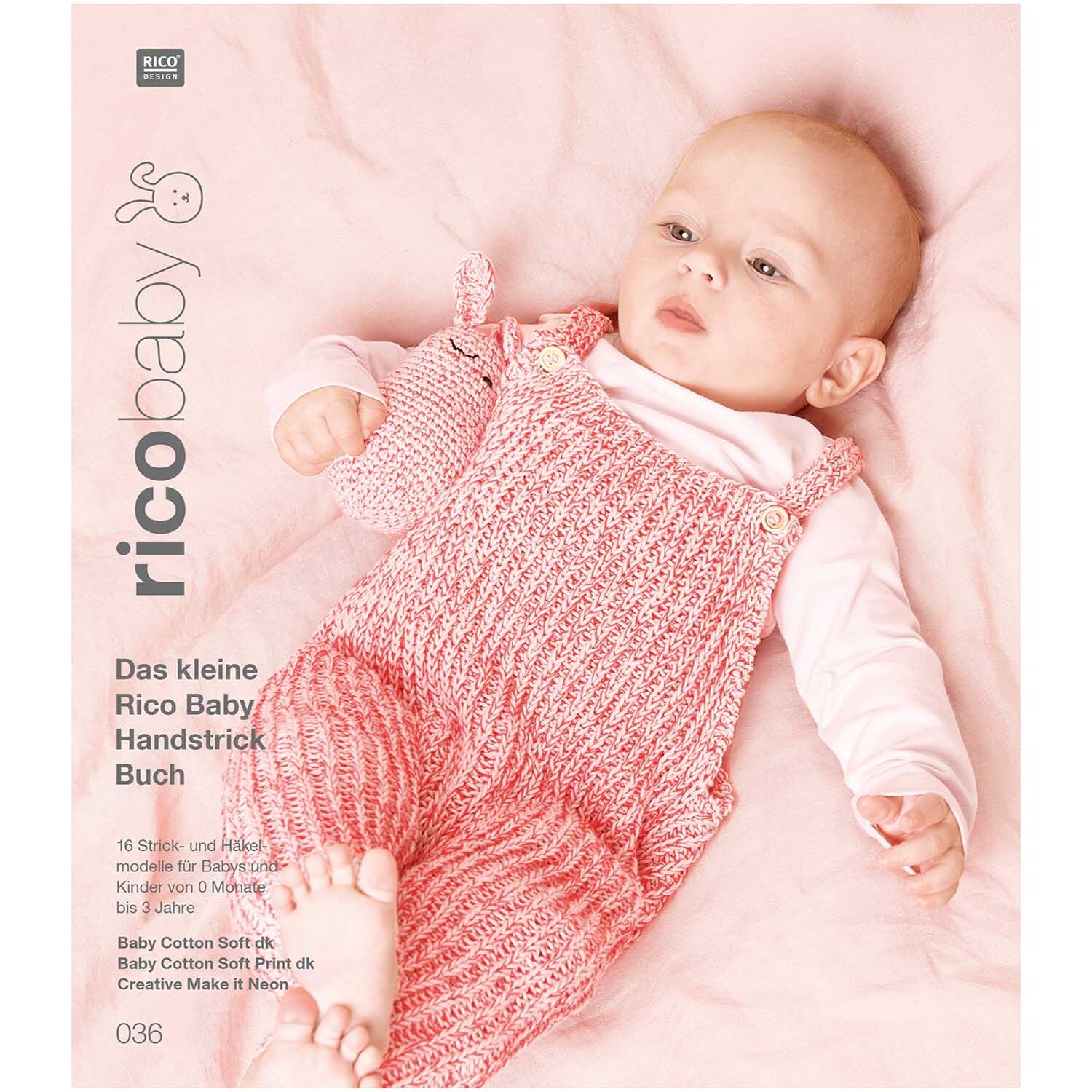 Rico Baby 036 Häkelset Pullover Modell 14 zeigt ein Baby in rosa Strickanzug auf rosa Hintergrund.