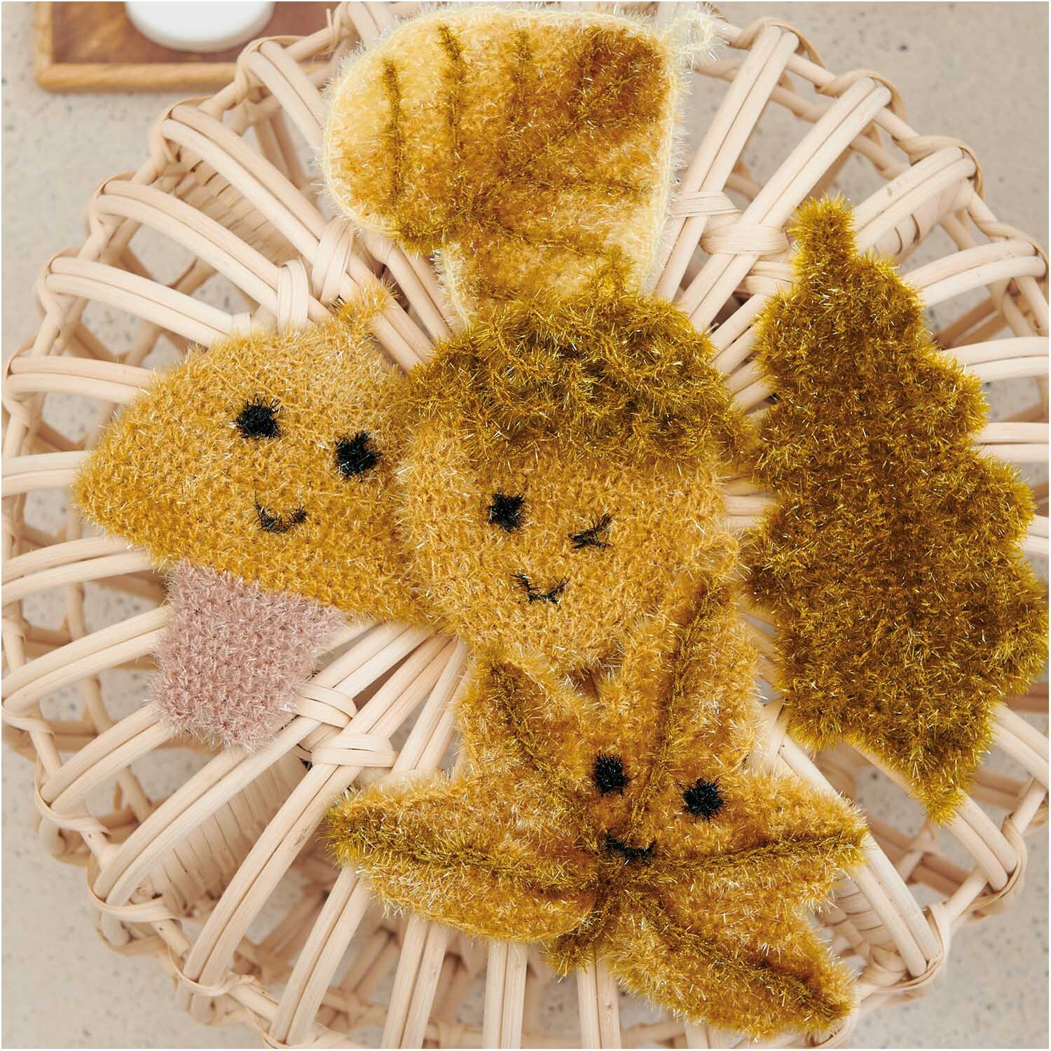 Creative Bubble: Handgemachte, goldene Schwämme in Tierform auf einem Korb, ideal für kreative Projekte. Von Rico Design.