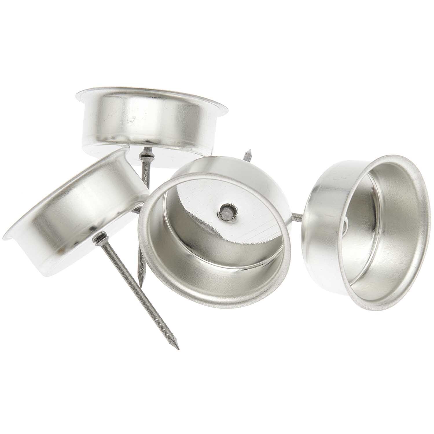 Kerzenhalter silber 4cm 4 Stück: Vier silberne Kerzenhalter mit Nägeln, ideal für Dekorationen.