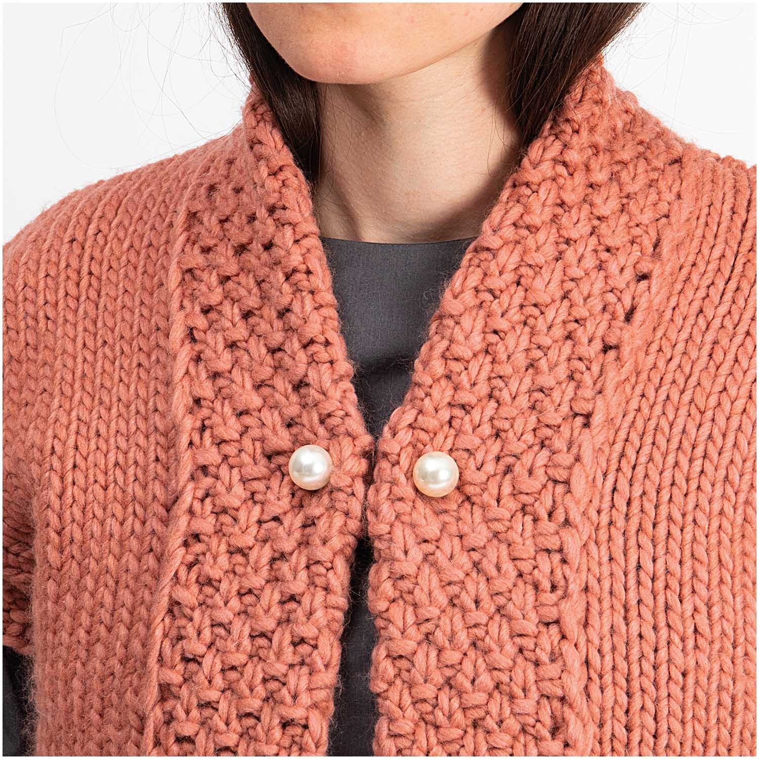 Zwei-Perlen-Pin 65mm 1 Stück von Rico Design an einem gestrickten, korallenfarbenen Cardigan befestigt.