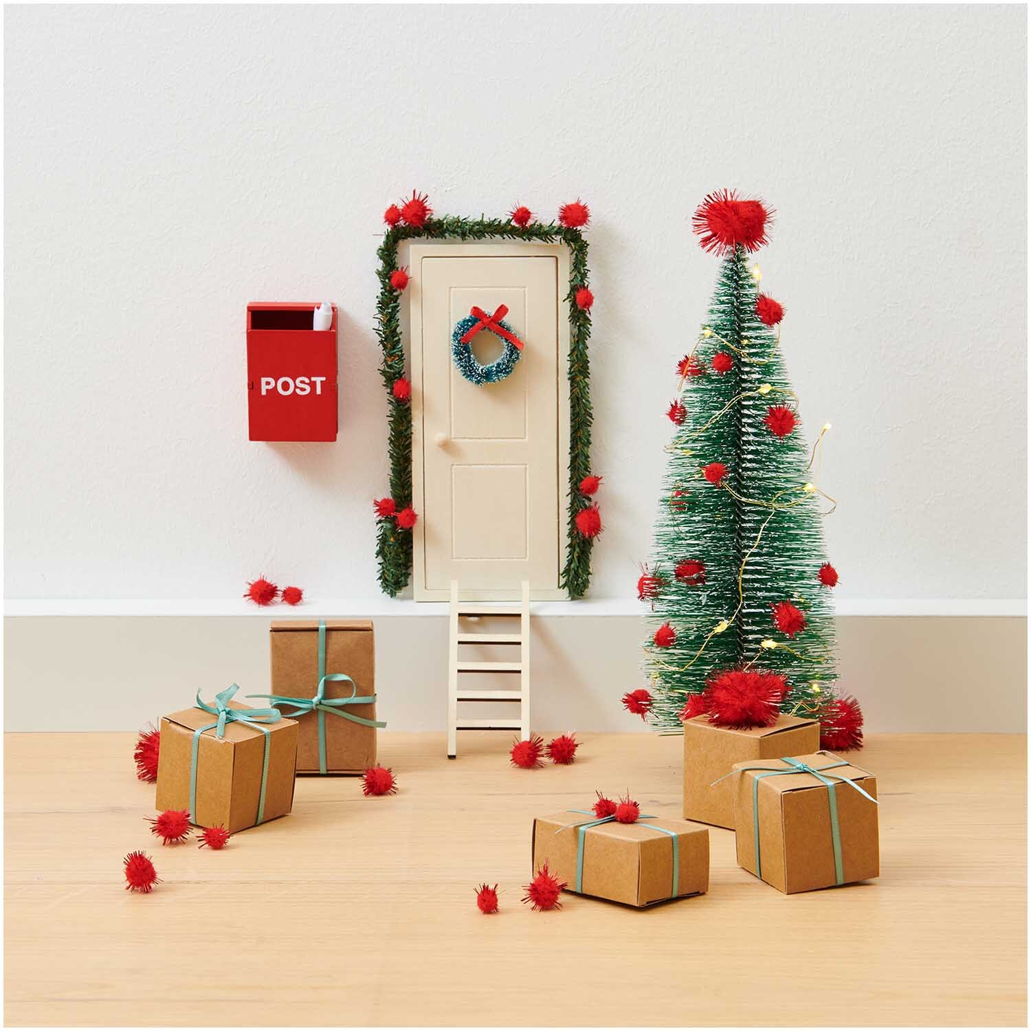 Wichtelwelt Deko Set Oh Tannenbaum zeigt eine Miniaturtür mit Leiter, Baum und Geschenken.