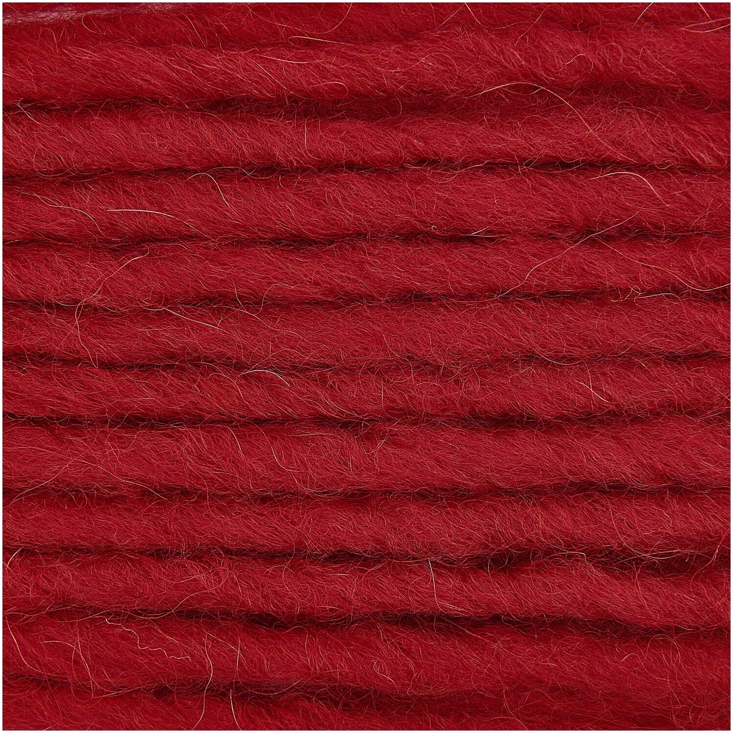 Essentials Super super chunky Wolle in intensivem Rot von Rico Design, 100g, 90m, Nahaufnahme der Fasern.