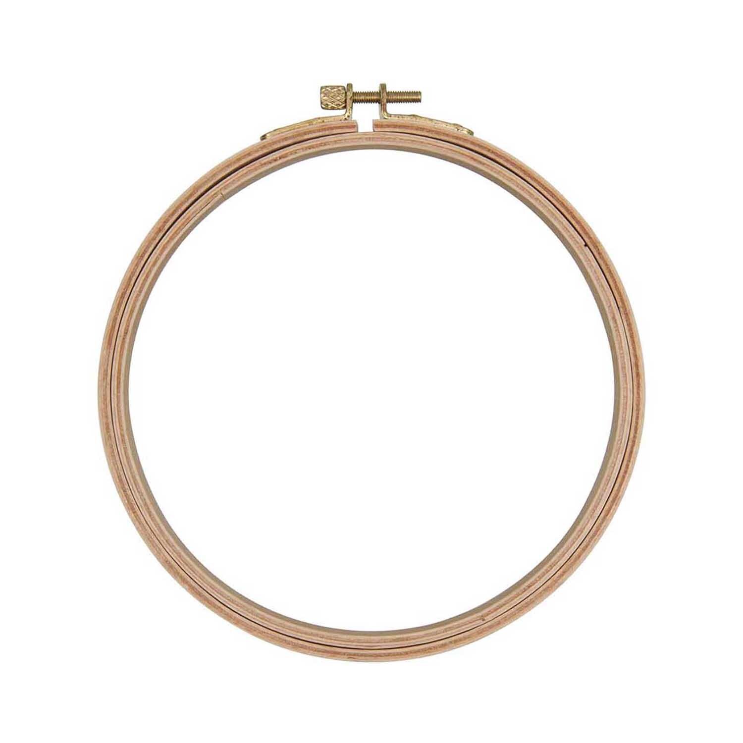 Stickring 15,5cm von Rico Design in Naturfarbe, ideal für Stickprojekte, auf schwarzem Hintergrund.