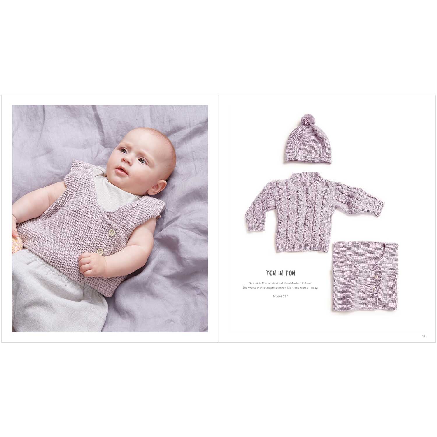Rico Baby 036: Ein Baby in einem gestrickten Outfit mit Weste und Mütze in sanften Pastelltönen.