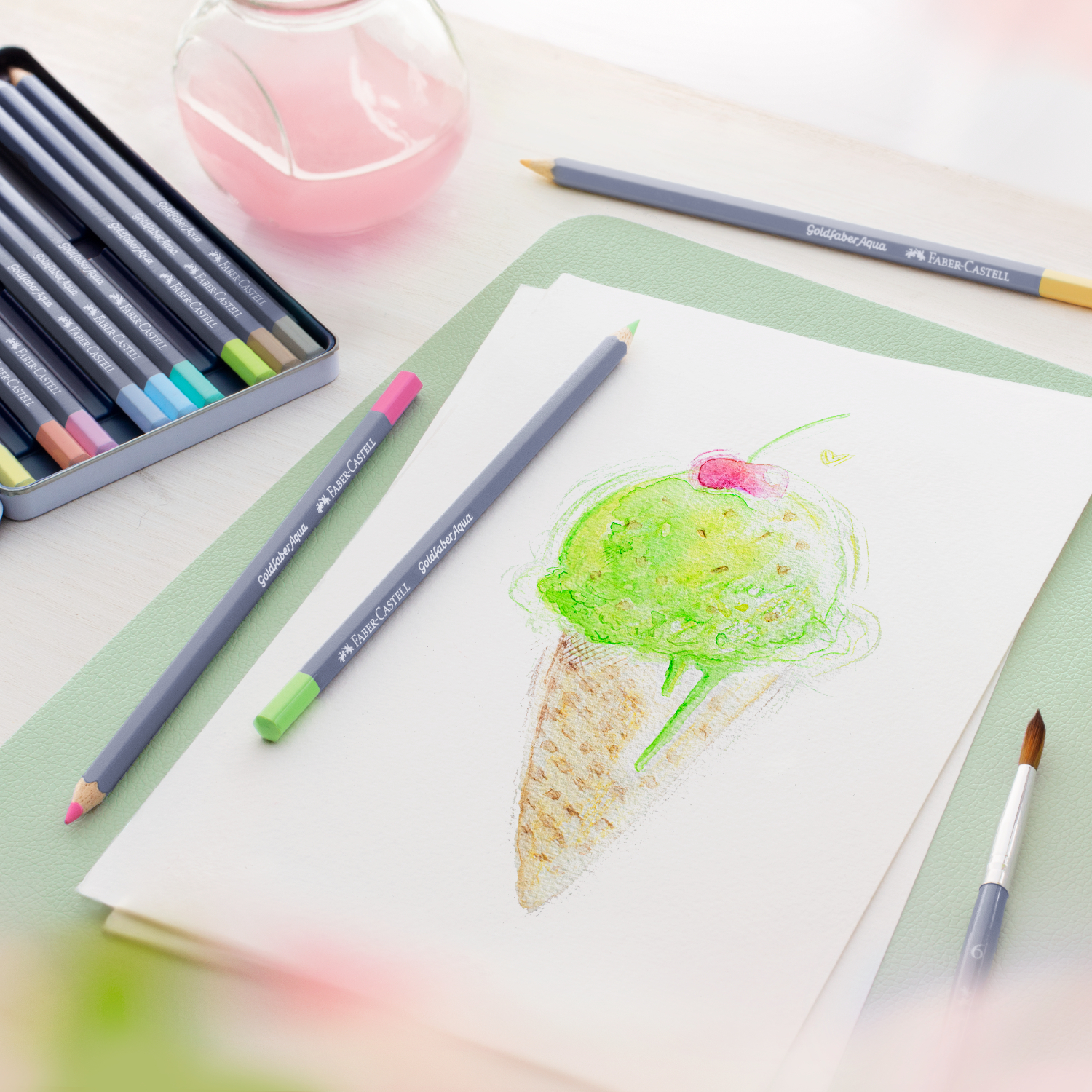 Goldfaber Aqua Aquarellstifte Pastell im Metalletui, 12-teilig, zeichnen ein Eis auf Papier.