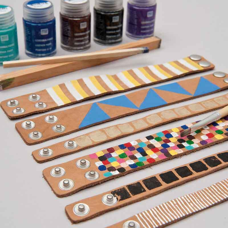 Ledermalfarbe 20ml: Verschiedene bunte Armbänder mit geometrischen Mustern, bemalt mit Rico Design Farben.
