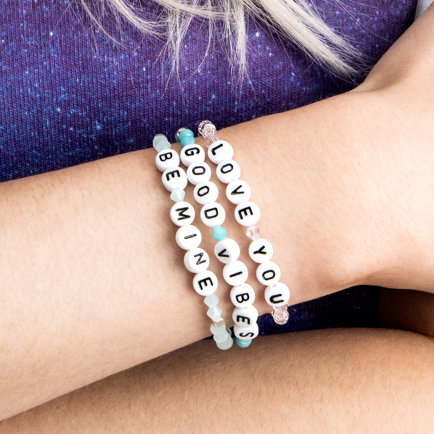 Bastelanleitung Armbänder mit Buchstabenperlen von Rico Design