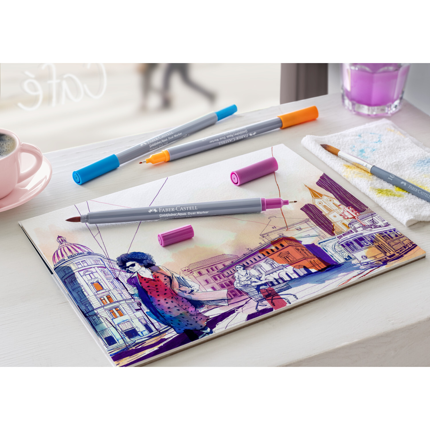 Goldfaber Aqua Dual Marker von Faber Castell auf einem Tisch mit Skizze und bunten Farben.