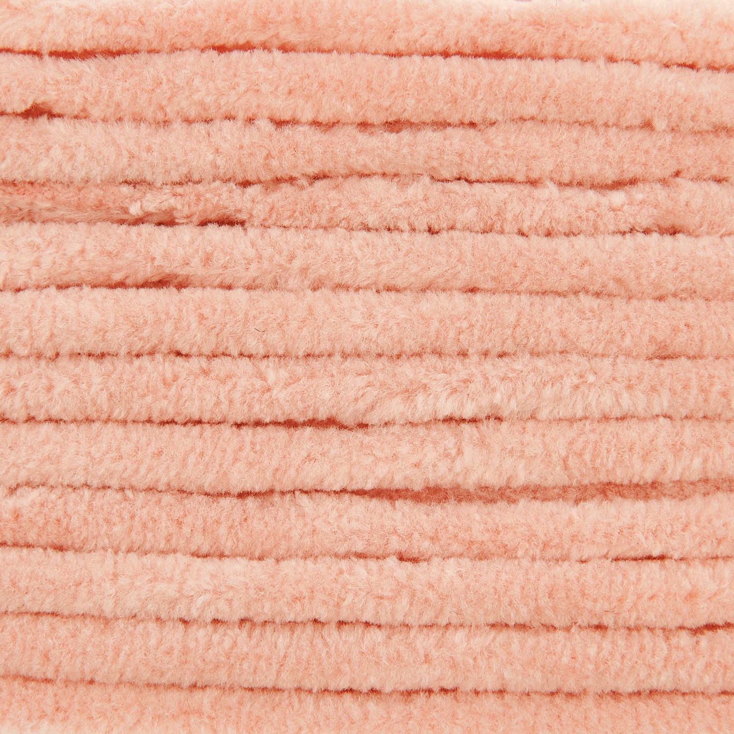 Creative Chenillove: Weiches, lachsfarbenes Garn von Rico Design, ideal für Strickprojekte.