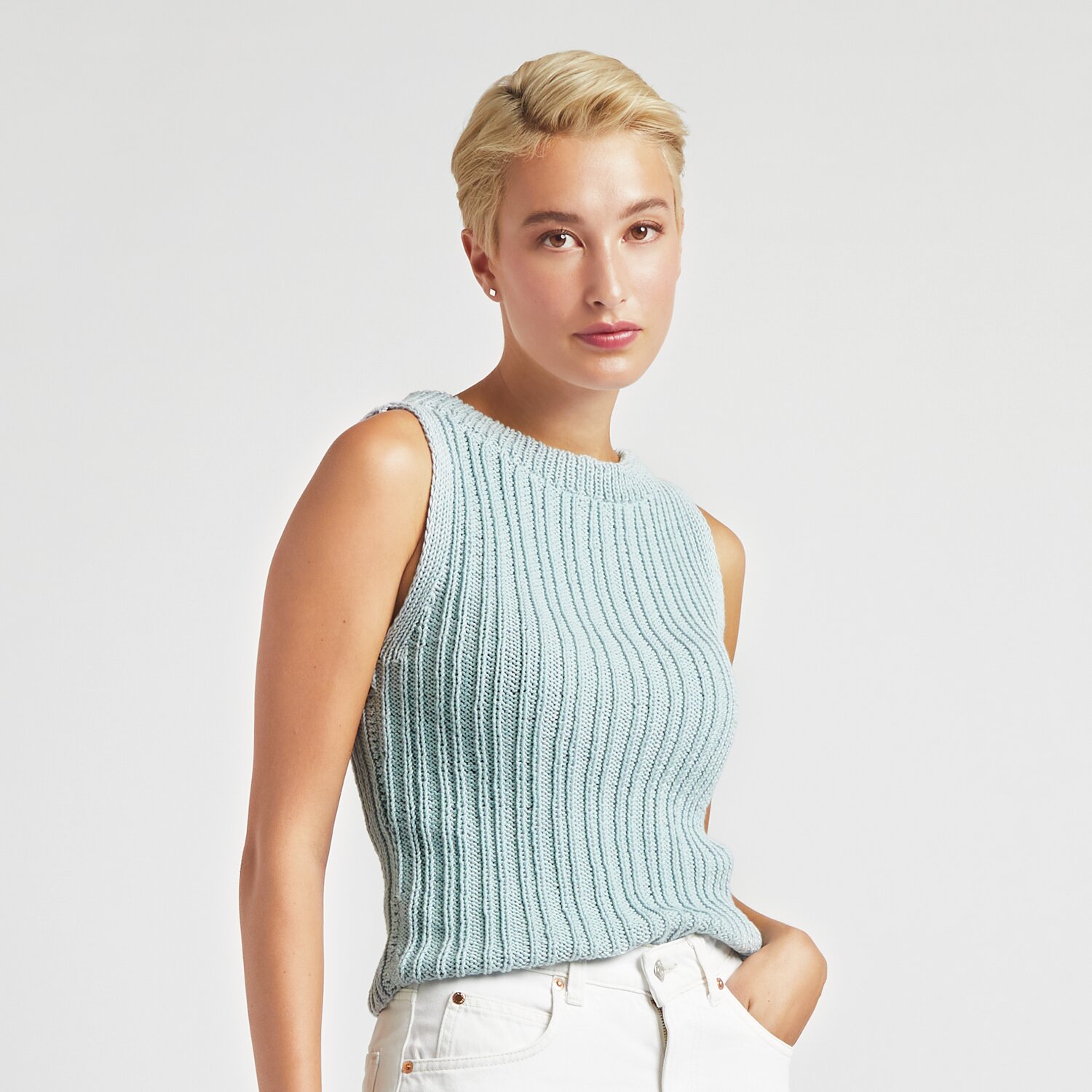 Made by Me No. 20 Frühjahr-Sommer Strickset zeigt ein ärmelloses, hellblaues Top von Rico Design.