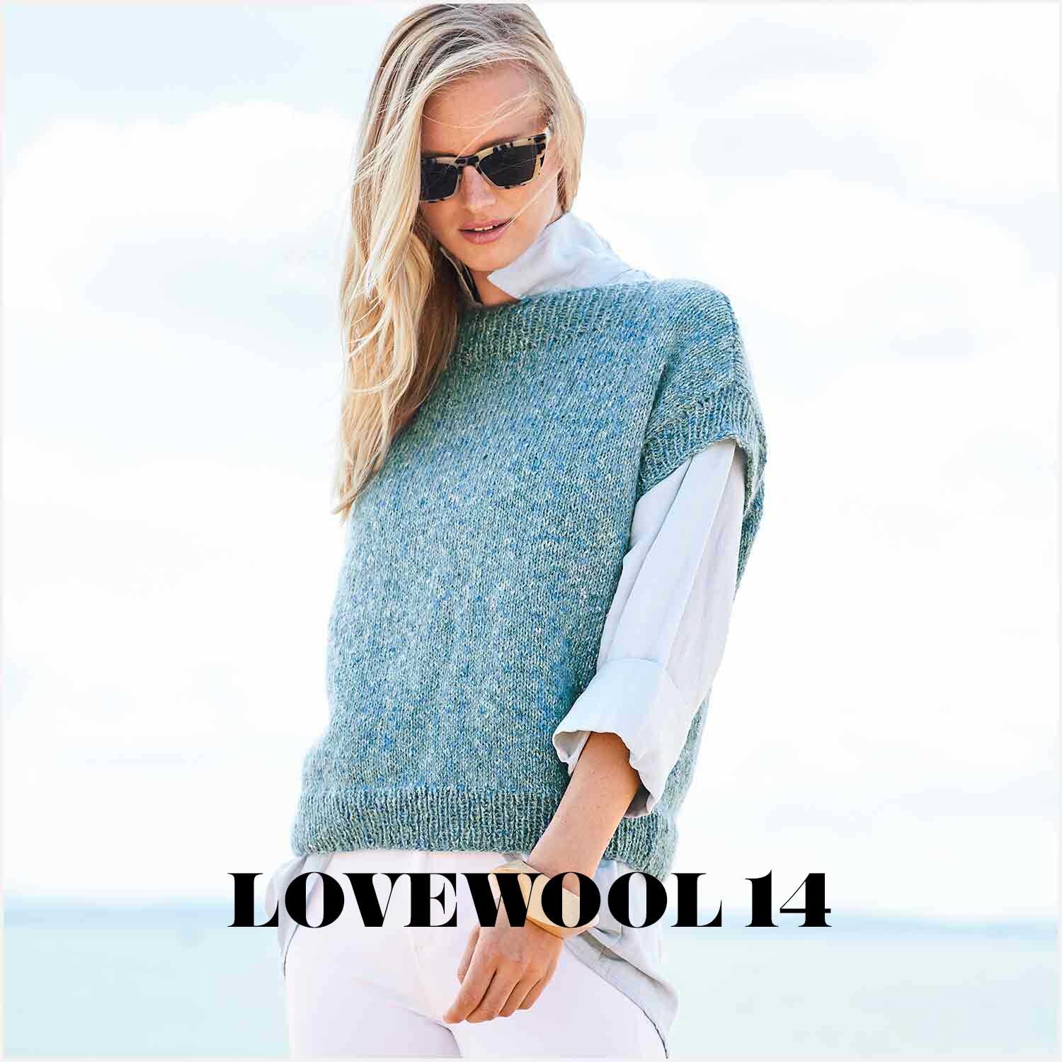 Essentials Super Kid Mohair Loves Silk: Frau in aqua-blauem Strickpullover am Strand, Rico Design.