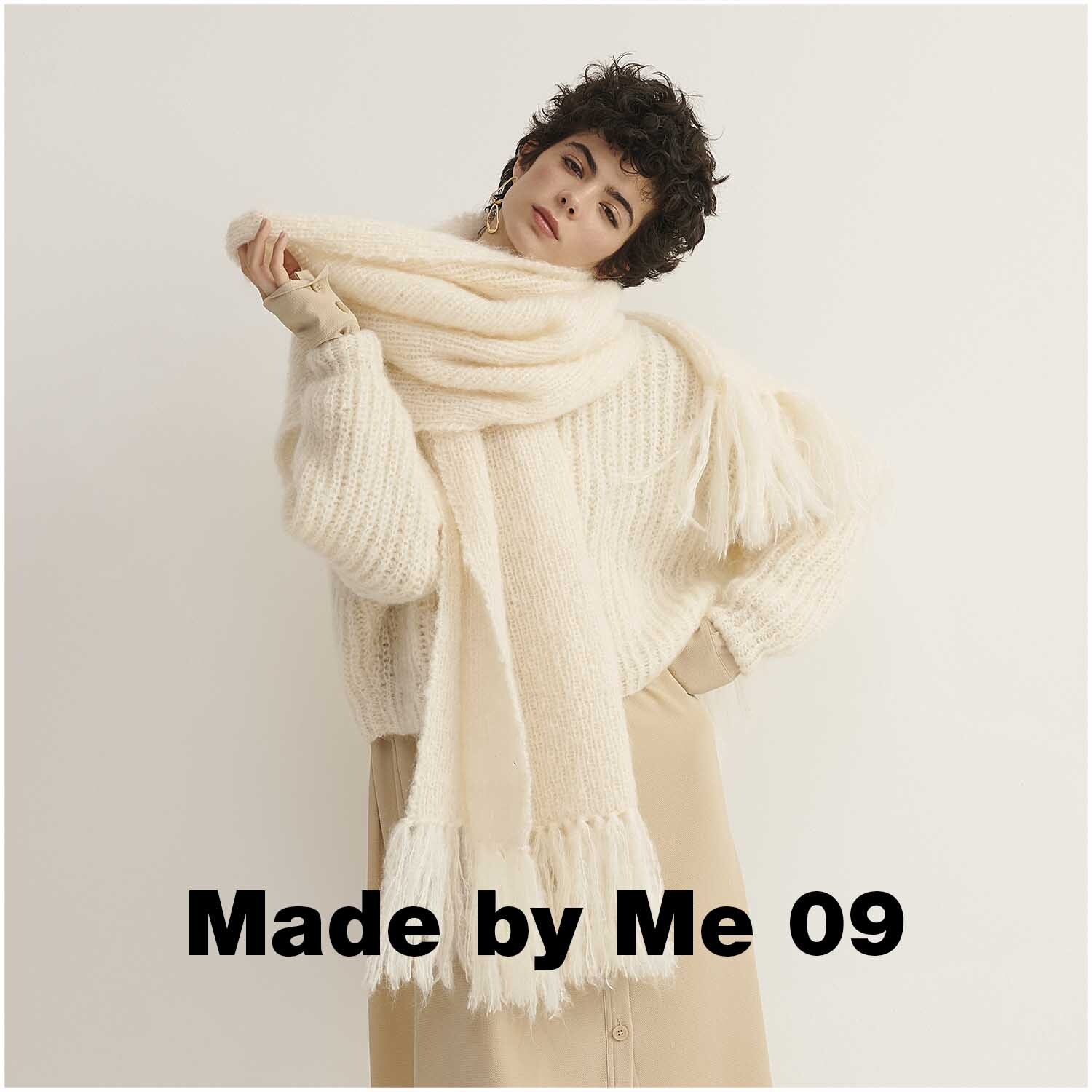 Fashion Mohair Merino Chunky: Frau in cremefarbenem Strickpullover und Schal von Rico Design.