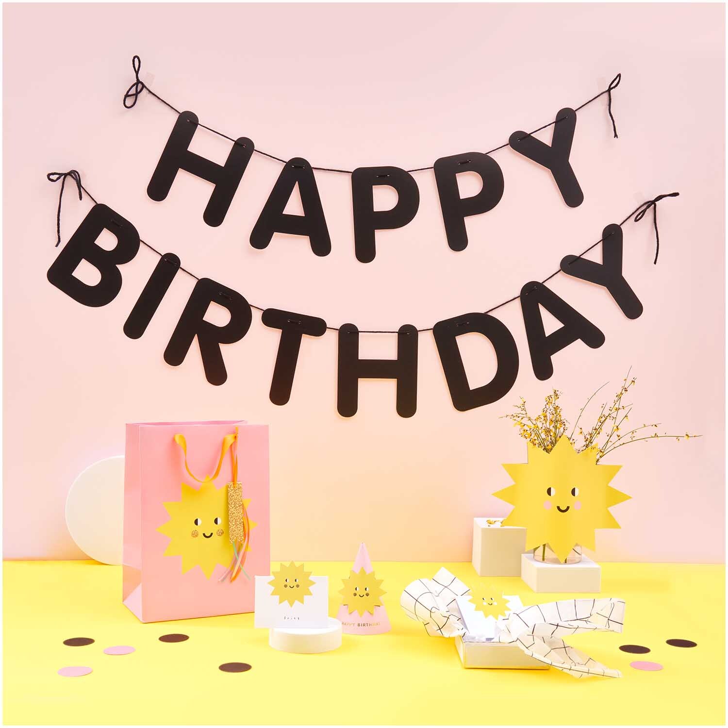 Paper Poetry Girlande Happy Birthday 5m: Schwarze Buchstaben auf rosa Hintergrund, dekoriert mit fröhlichen Party-Accessoires.
