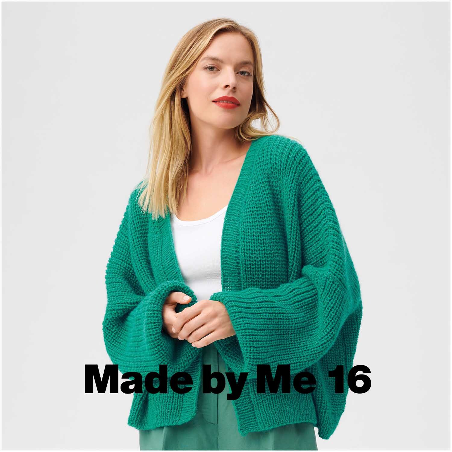 Creative Cotton Fleece dk: Frau trägt smaragdgrüne Strickjacke von Rico Design, lässig und stilvoll.