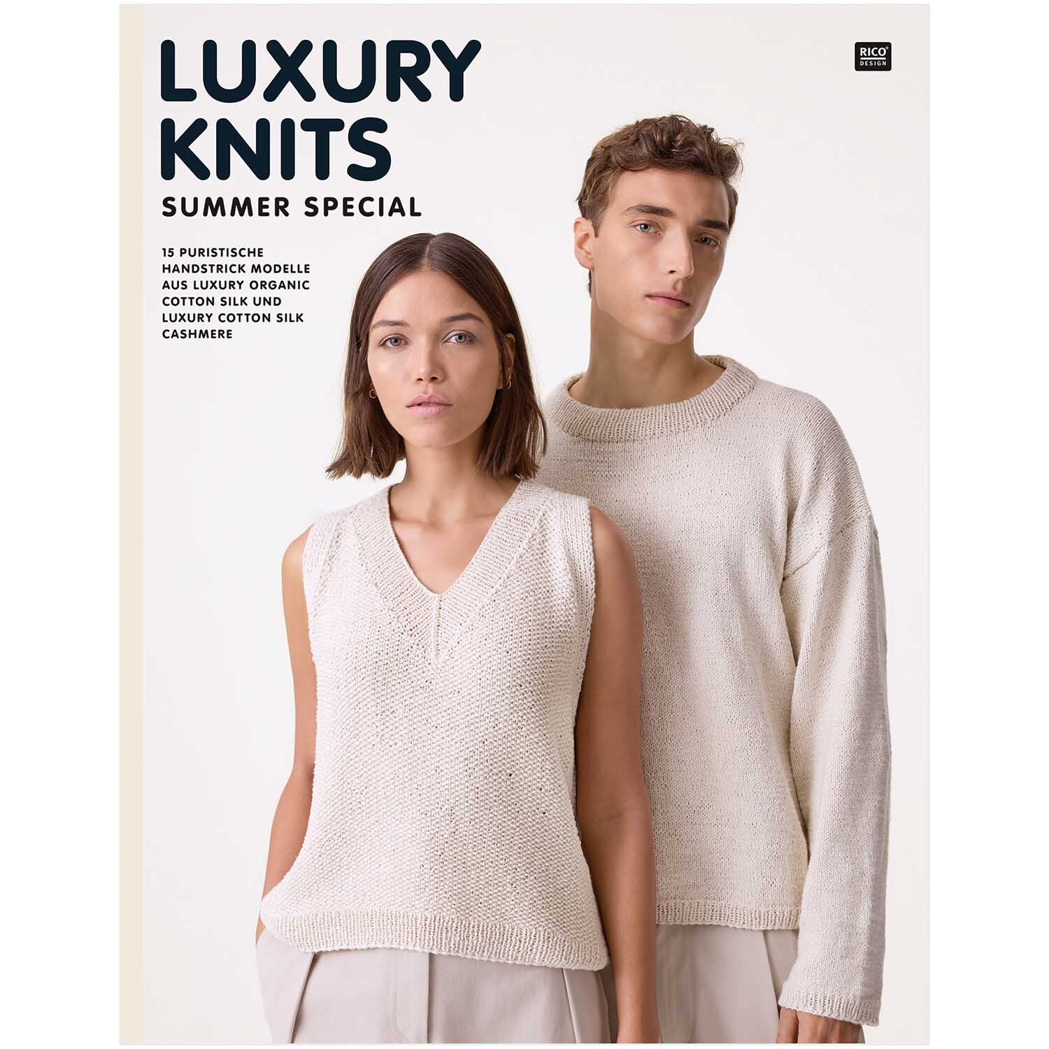 Luxury Knits Summer Special: Zwei Modelle in eleganten, hellen Strickwaren von Rico Design. Ideal für stilvolle Sommermode.