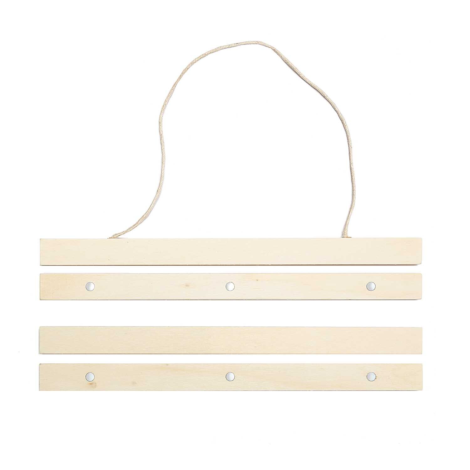 Posterleiste magnetisch natur von Rico Design: Hölzerne Leiste mit Magneten und Kordel zum Aufhängen von Postern. Ideal für stilvolle Präsentationen.