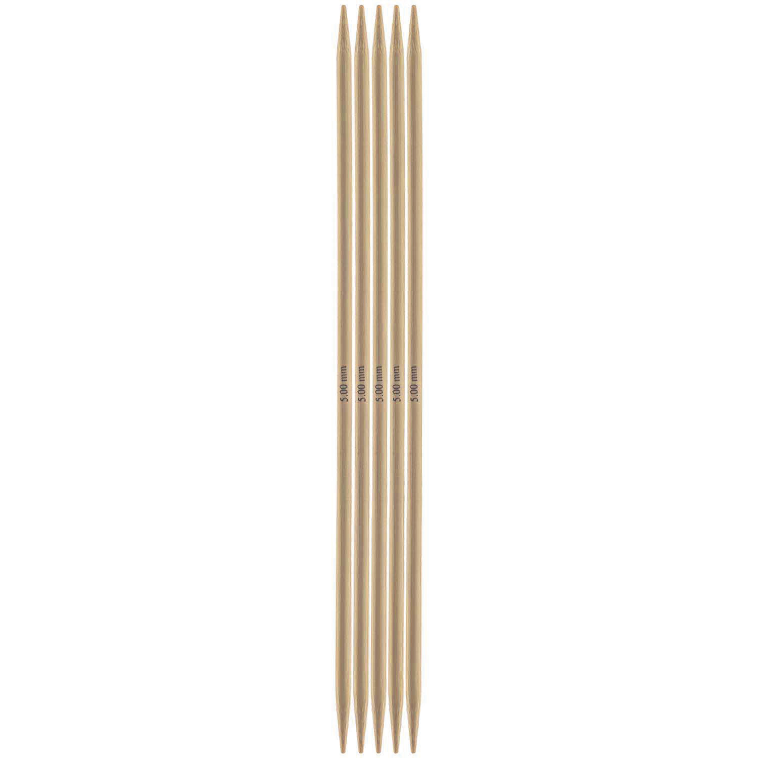Nadelspiel 20cm Bambus von Rico Design, bestehend aus fünf glatten, hellbraunen Stricknadeln.