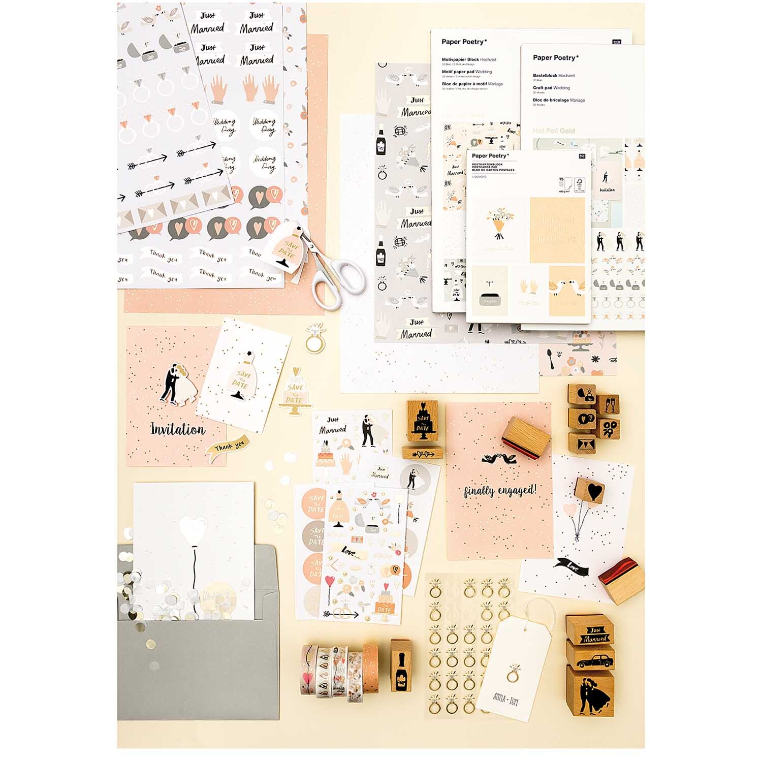Paper Poetry Tape Herzen puder-gold 1,5cm 10m von Rico Design, umgeben von Bastelmaterialien und Einladungen. Ideal für kreative Projekte.