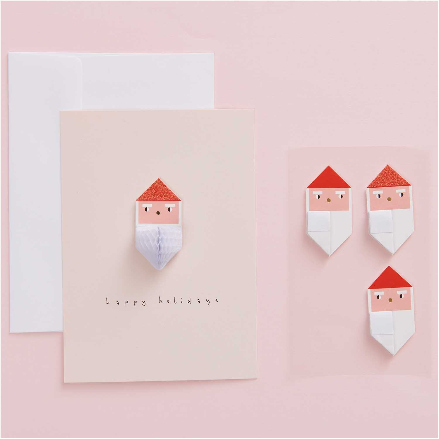 Paper Poetry Wabenpapiersticker Weihnachtsmann 1 Blatt: Vier rote Weihnachtsmann-Sticker auf rosa Hintergrund, ideal für festliche Dekorationen.