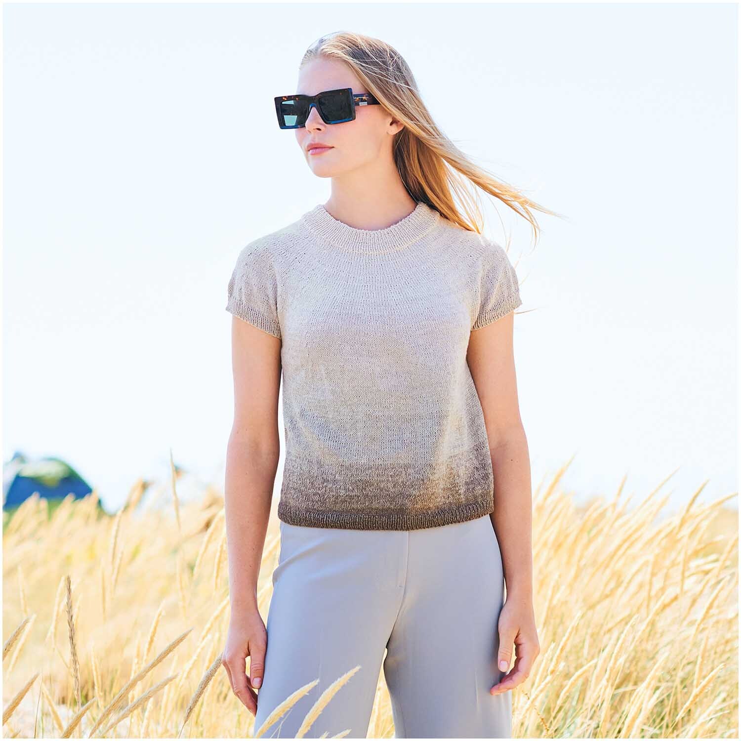 Creative Cotton Dégradé Lucky 8: Frau im Natur-T-Shirt von Rico Design, stehend im Feld.