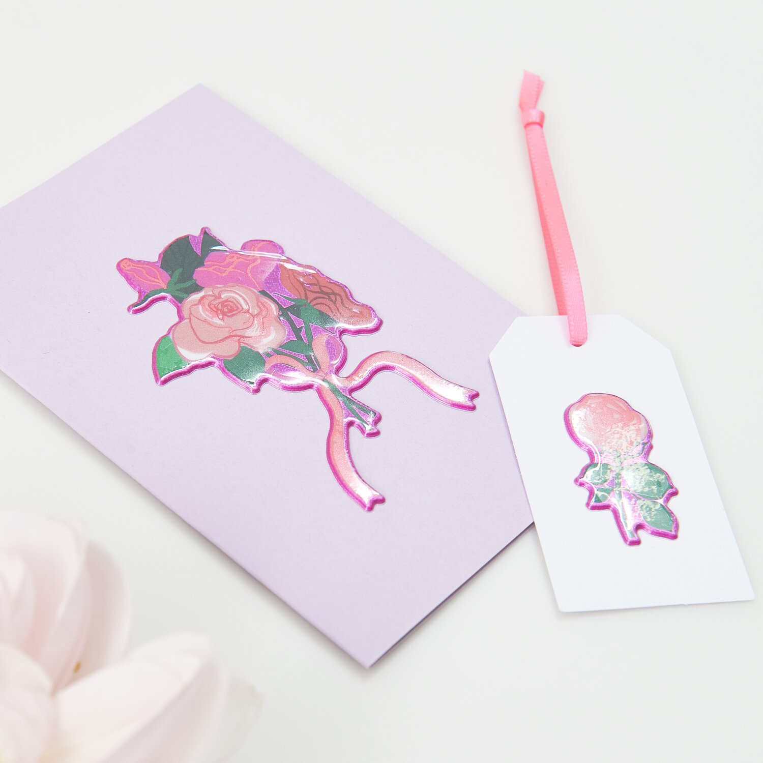 Paper Poetry Puffy Sticker La Vie en Rose Rosen auf lila Karte mit passendem Geschenkanhänger.