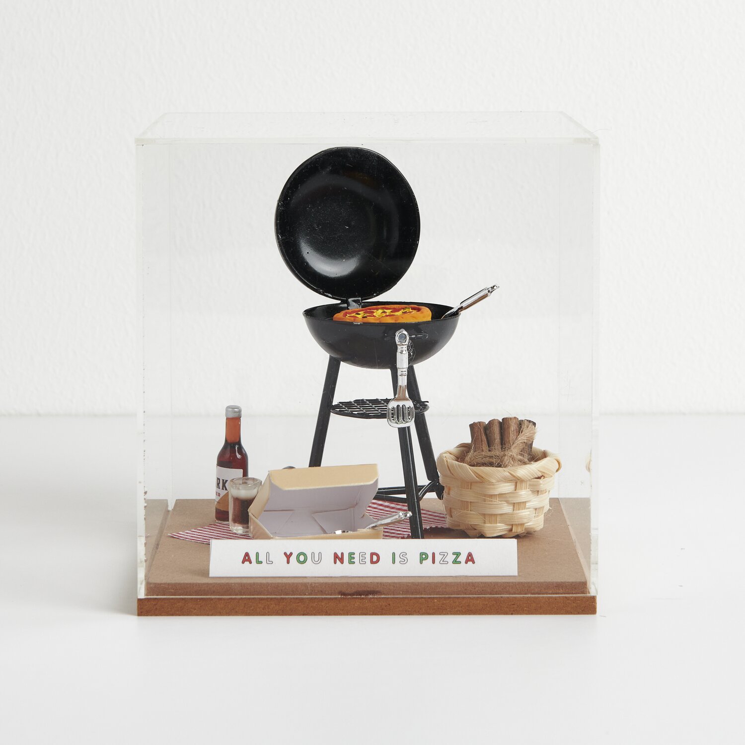 Miniatur Grill rund mit Pizza, Bambuskorb und Picknickdecke in einer Figurico Dekohaube. Ideal für Sammler und Dekorationsliebhaber.